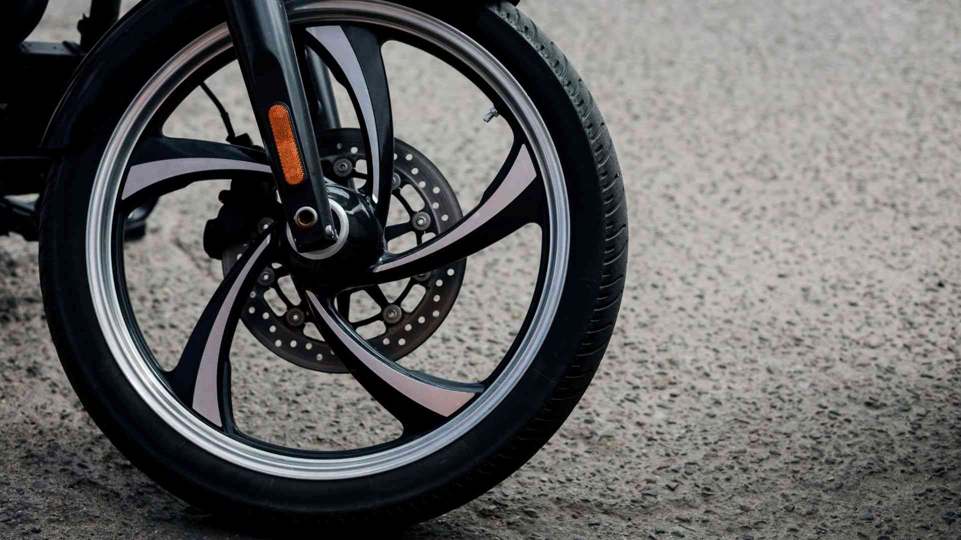 Bild på en motorcykels däck och fälg