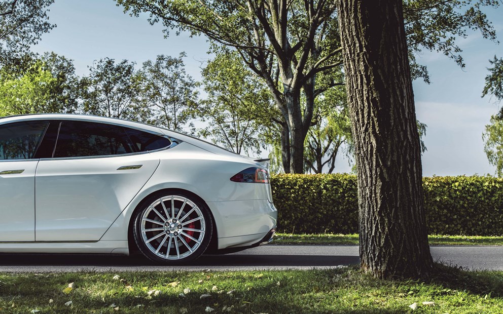 Tesla Model S på sommaren med sommardäck blanka fälgar